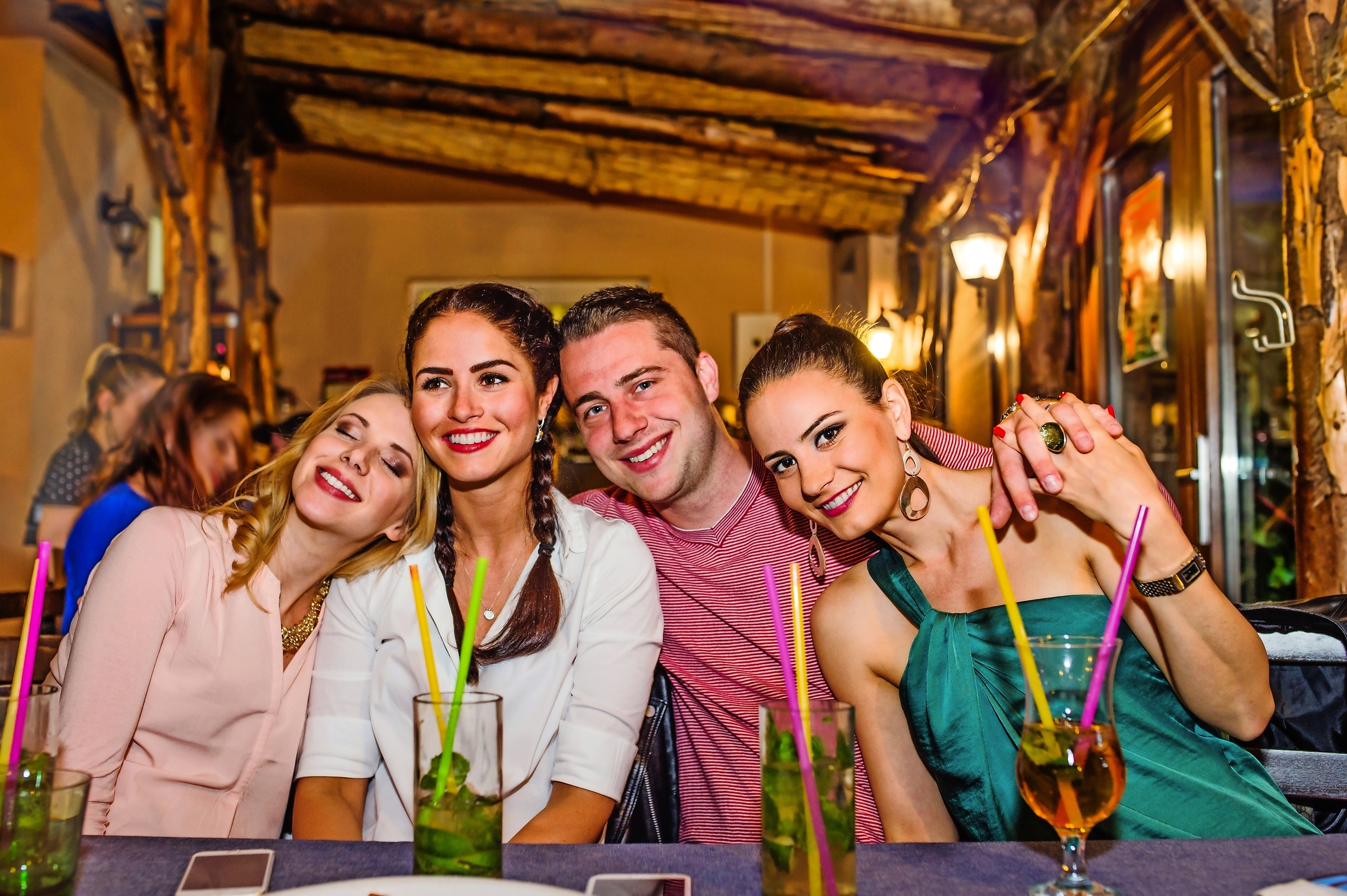 Junge schöne Menschen mit Cocktails in Bar oder Club  - © Halfpoint - Fotolia