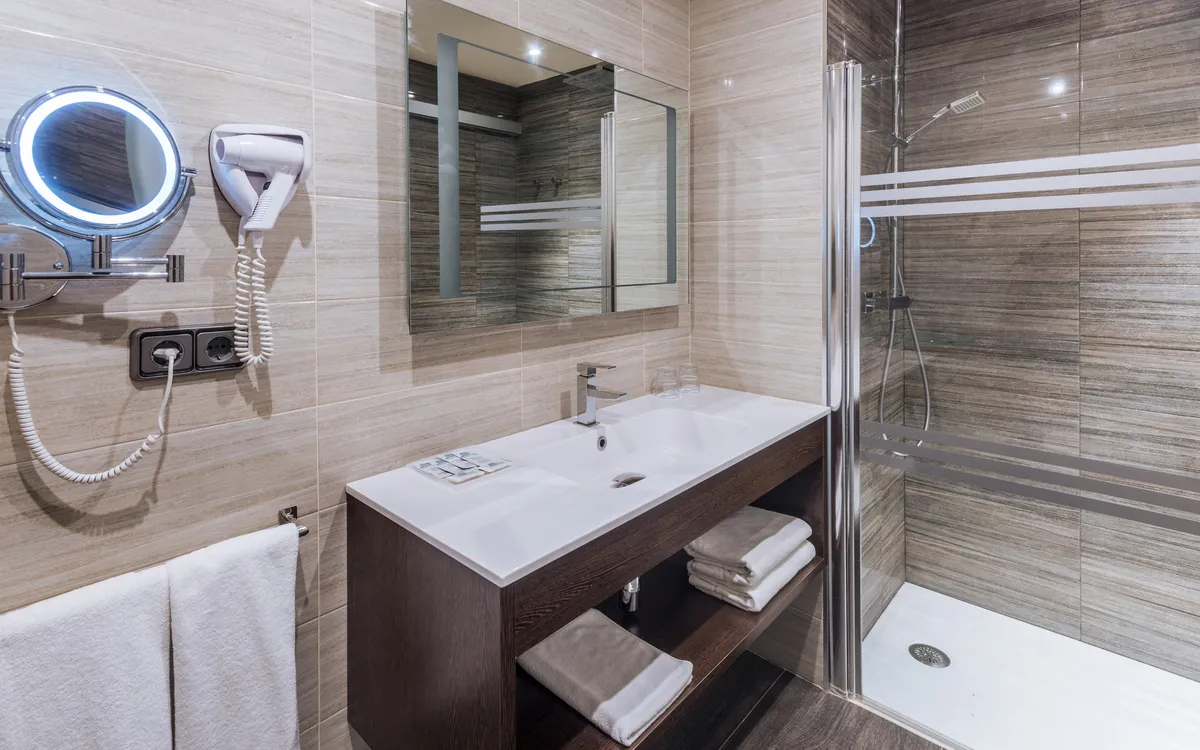 Hier ist die Innenansicht des Duschbades zu sehen.