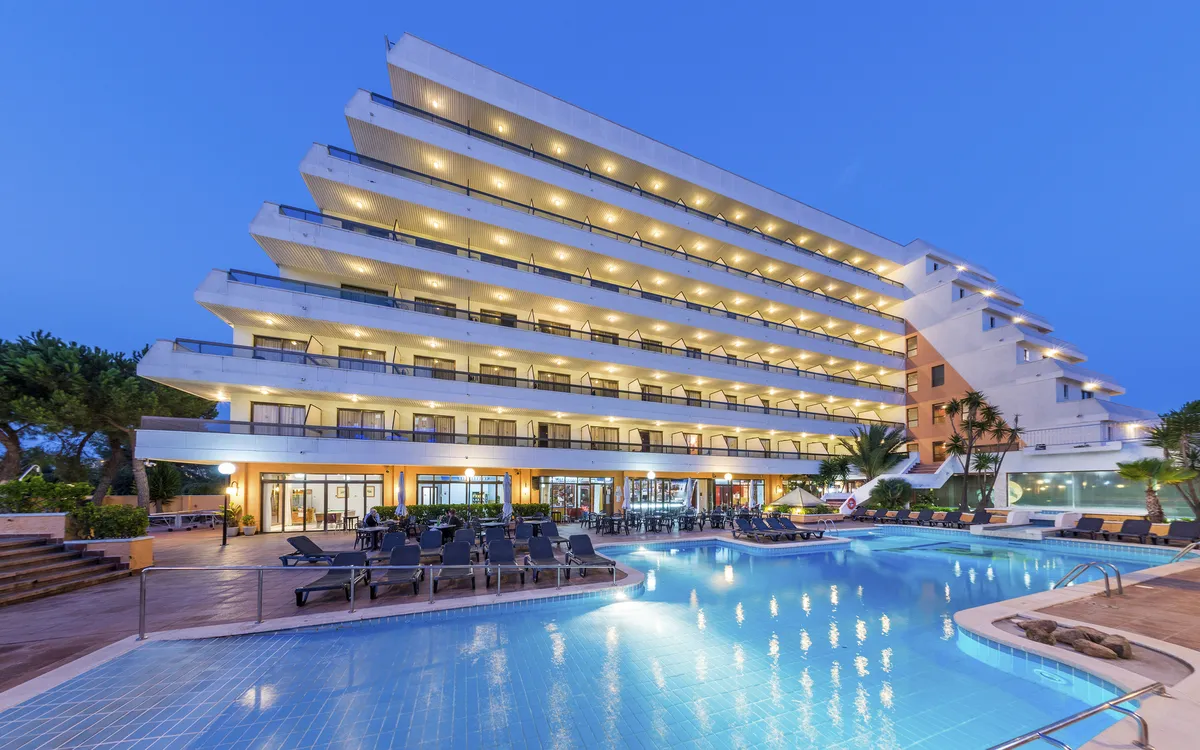 Das Hotel Tropic Park in der Nacht. Im Vordergrund sieht man den Pool.