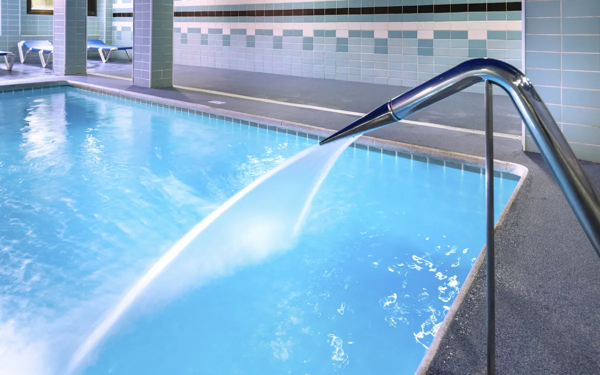 Ein Pool mit Schwalldusche. Mutet topmodern an.