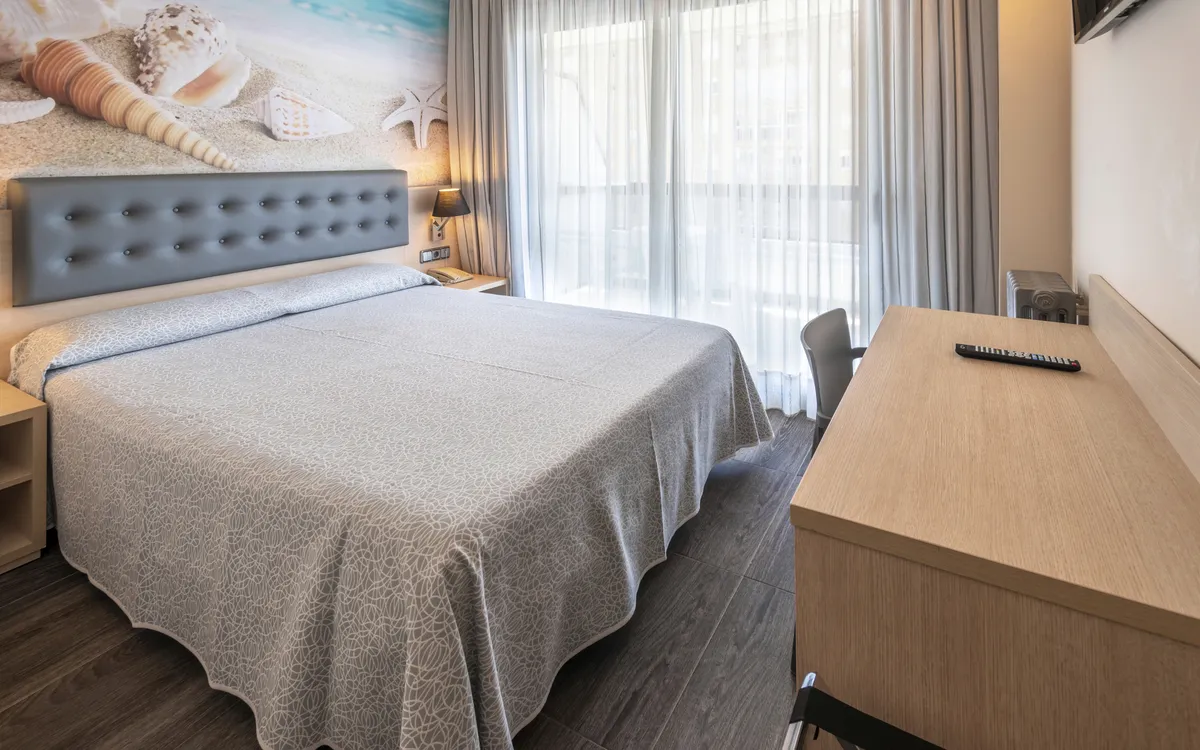 Ein sehr modern ausgestattetes Zimmer mit einem Doppelbett.