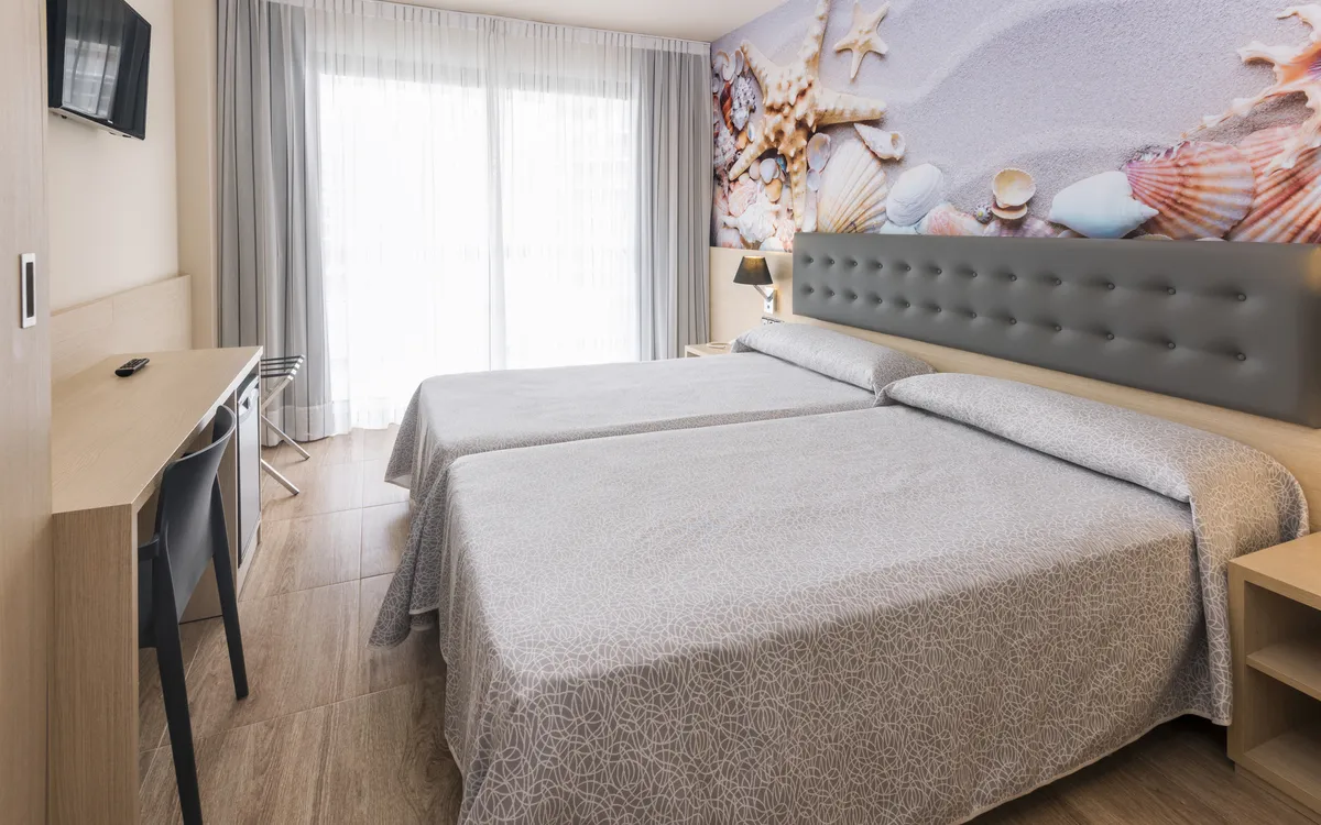 Ein sehr modern ausgestattetes Zimmer mit einem Doppelbett.