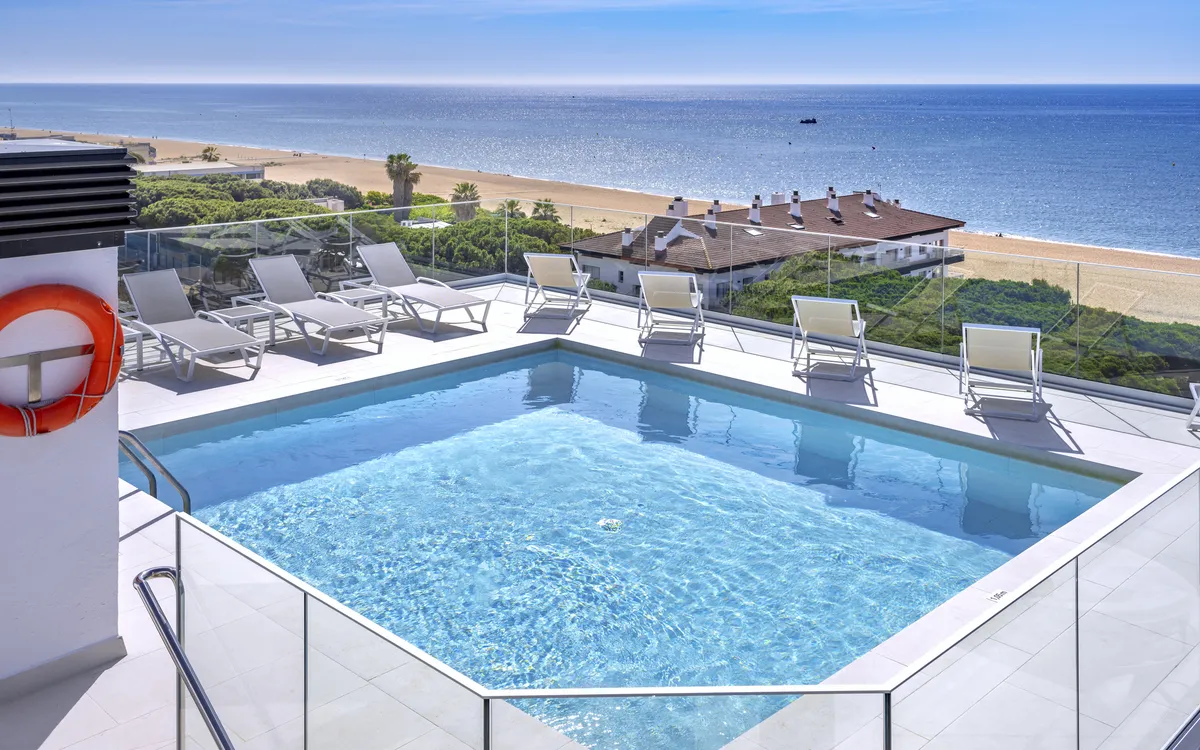 Die Dachterrasse mit Pool. Erst ab 18 Jahren erlaubt.