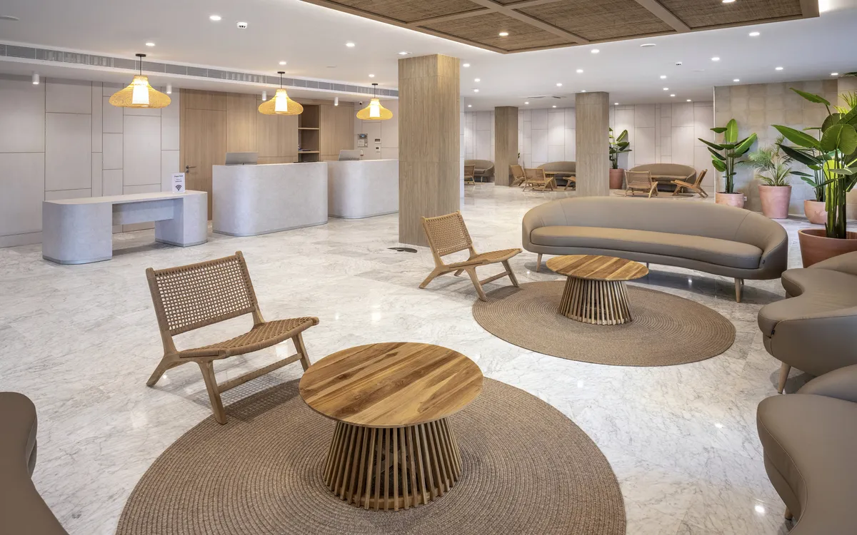 Der großzügige und modern gestaltete Empfangsbereich.